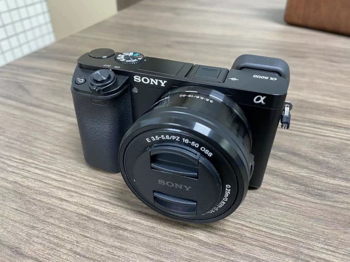 Sony a6000 24MP w/16-50mm lens